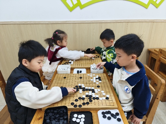 4、小棋手們兩兩對坐，眼神專注，正在認真的思考每一步落子呢_副本.jpg